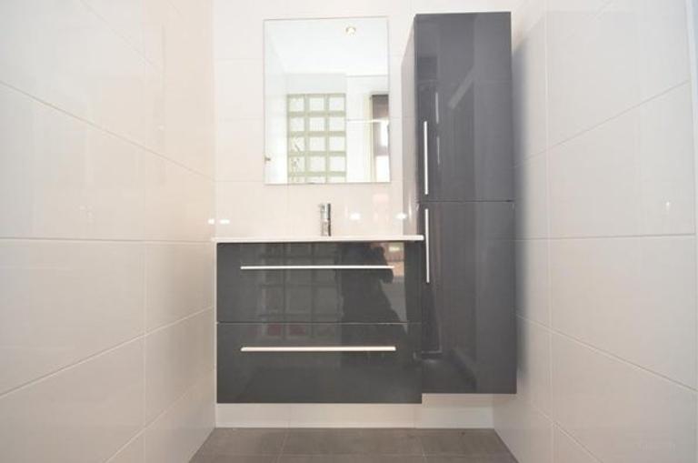 Bright apartment with spacious roof terrace - Image 14