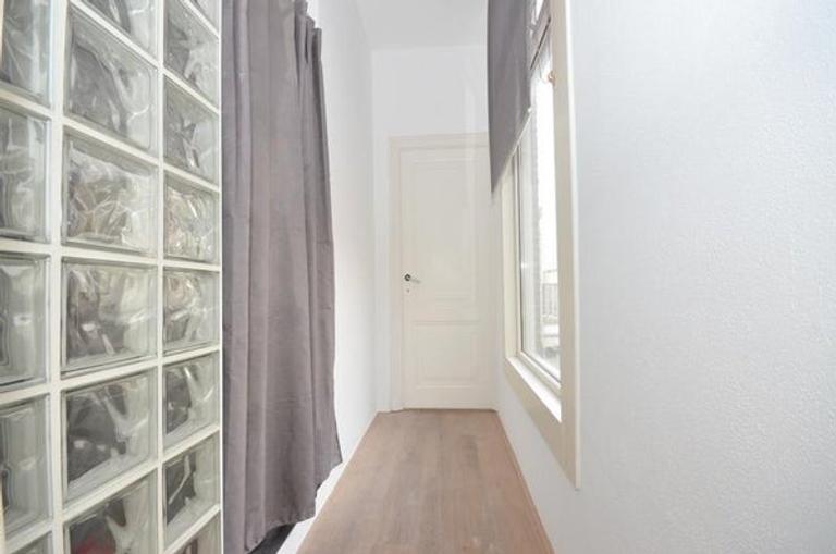 Bright apartment with spacious roof terrace - Image 18