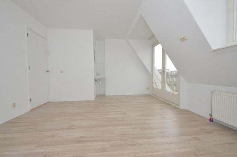Bright apartment with spacious roof terrace - Image 26