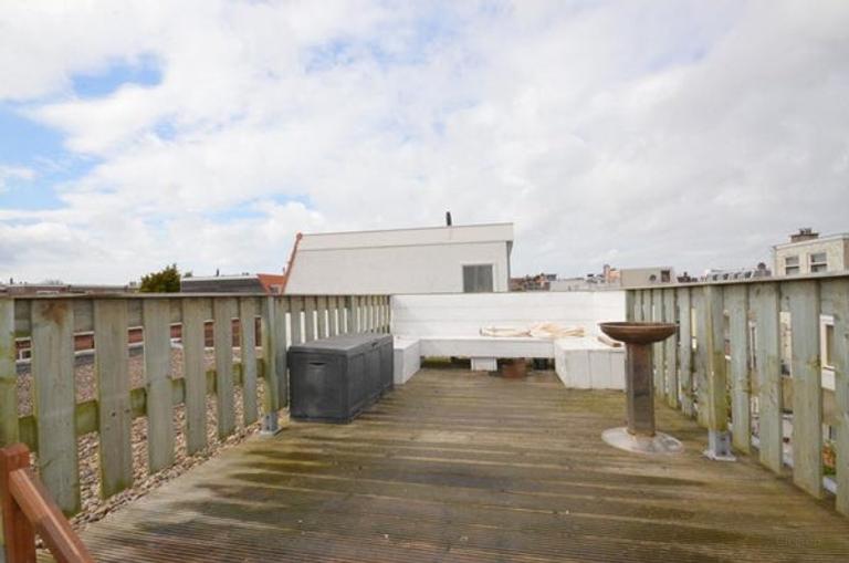 Bright apartment with spacious roof terrace - Image 29