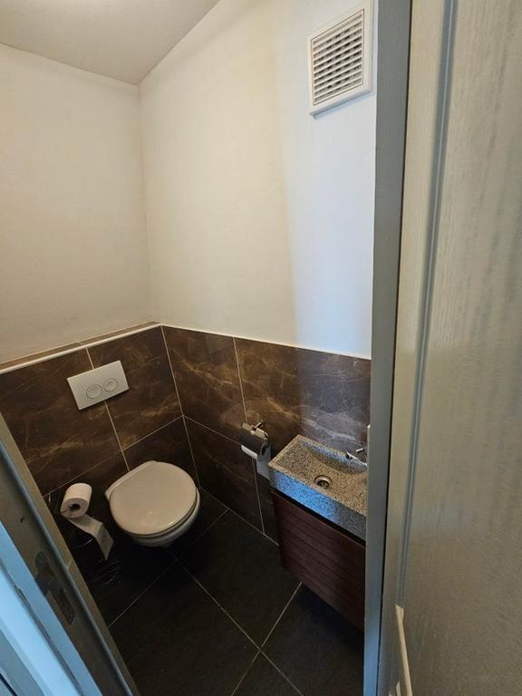 Detached home just 400 metres from the station - Image 12