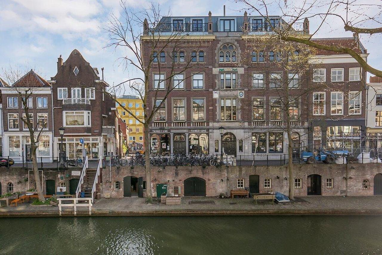 Balkon en lift aan de Utrechtse Oudegracht - Afbeelding 1