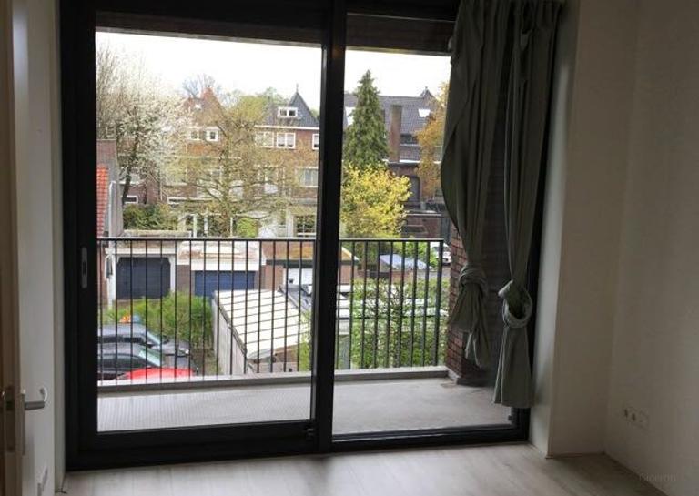Lichte loft met balkon nabij Tilburg centrum - Afbeelding 8