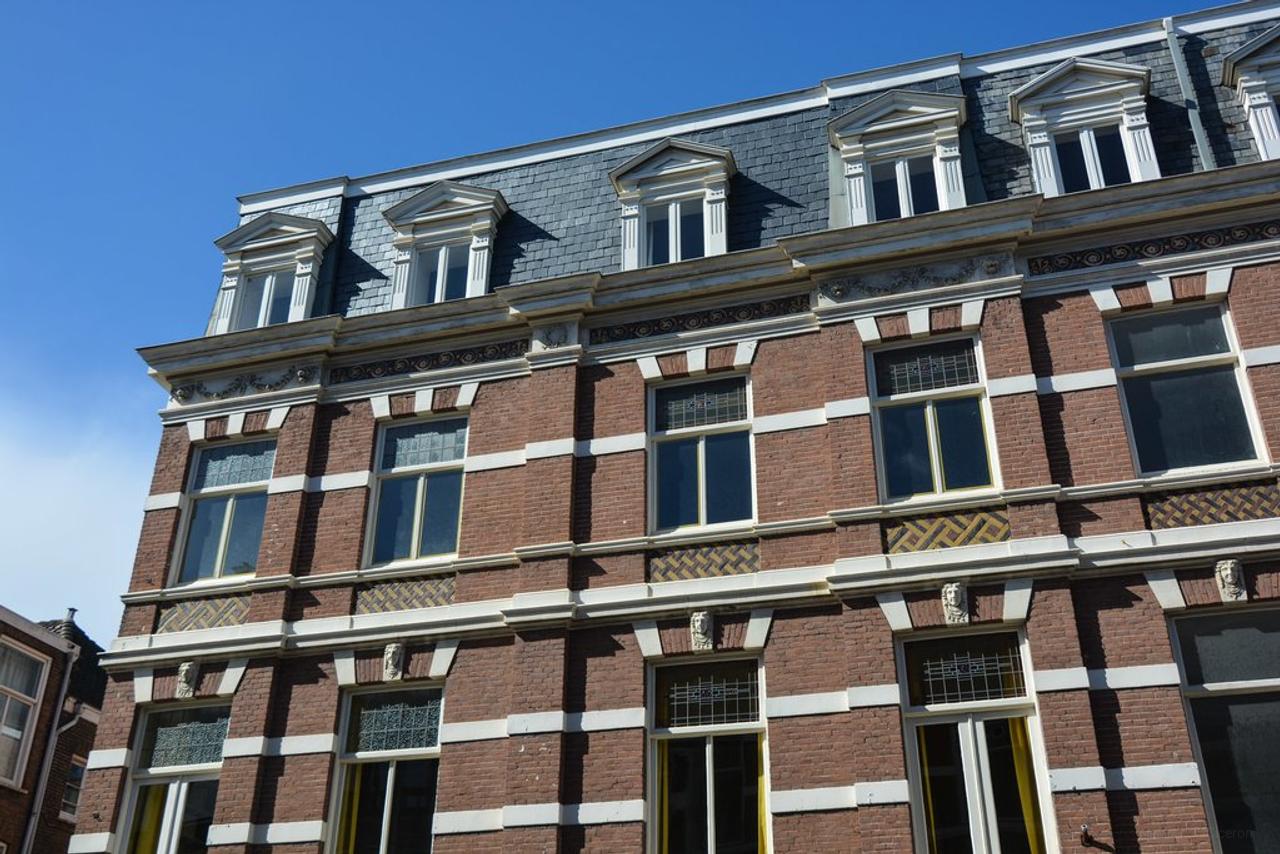 20 m² Sun-Facing Balcony in Archipel - Image 2