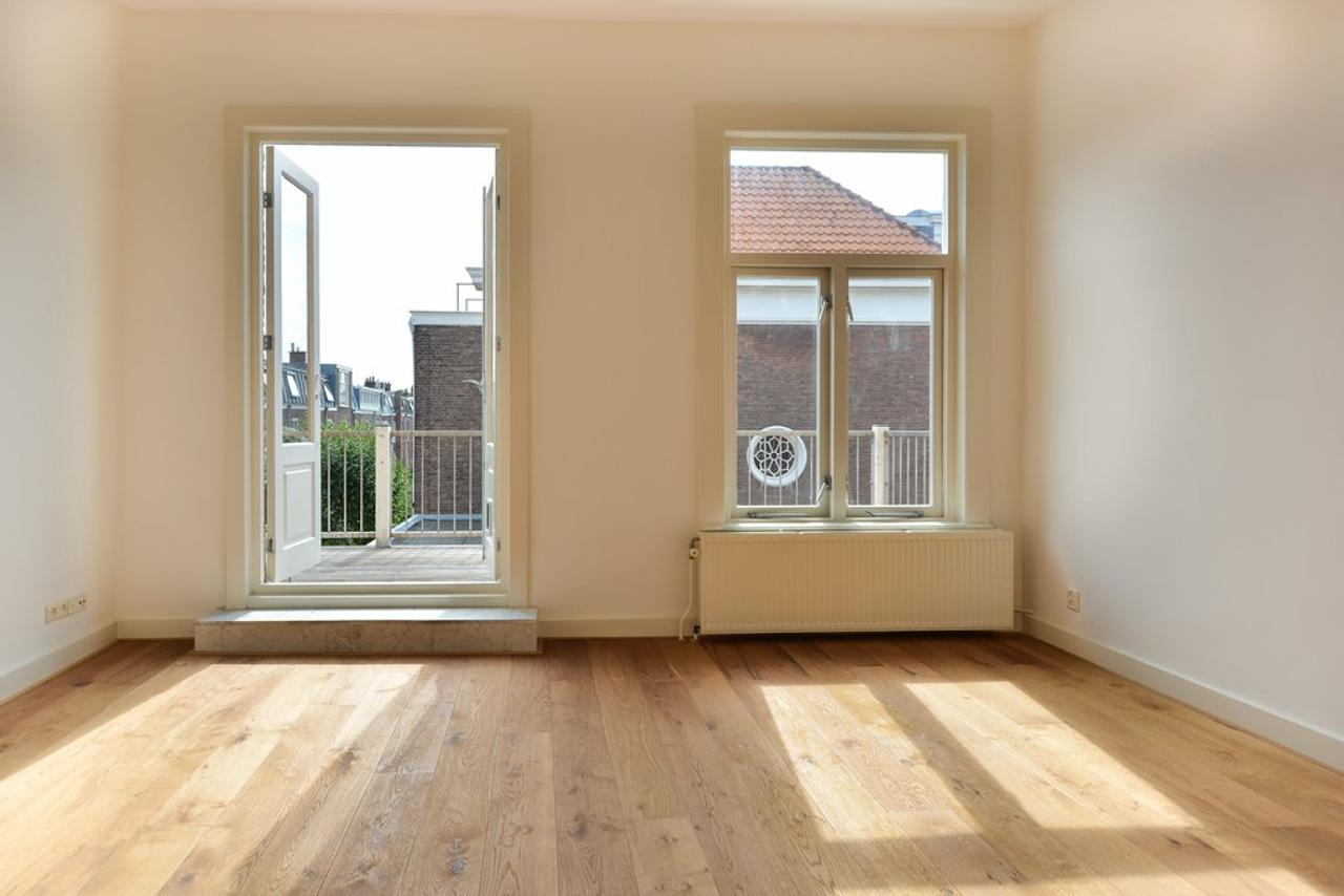 20 m² Sun-Facing Balcony in Archipel - Image 17