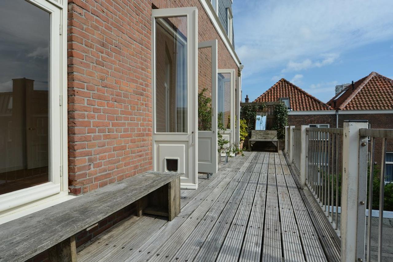20 m² Sun-Facing Balcony in Archipel - Image 21