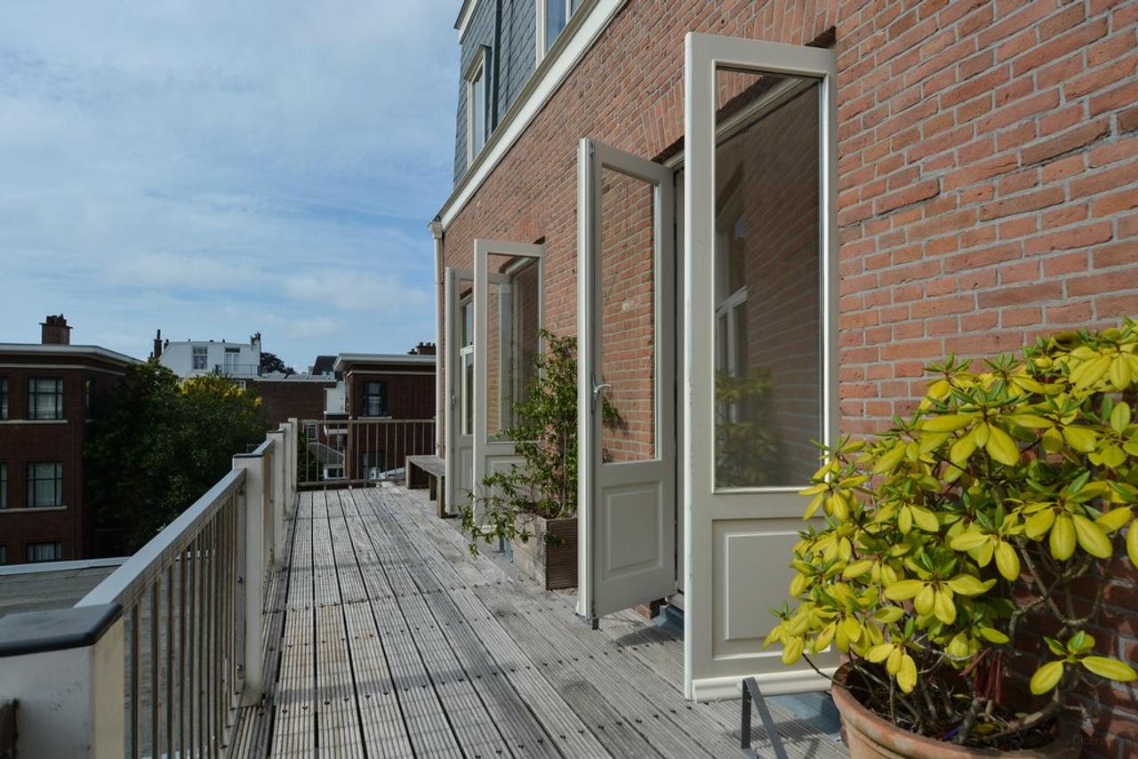 20 m² Sun-Facing Balcony in Archipel - Image 22