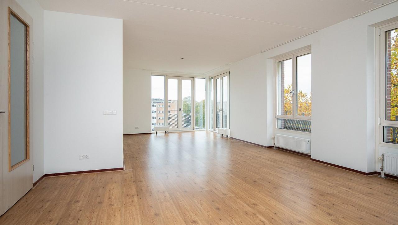103 m² with two bedrooms by the Amstel - Image 1