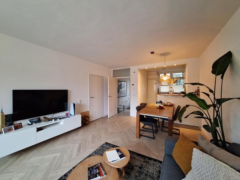 72 m² met zuidbalkon en eigen parkeerplek - Afbeelding 2