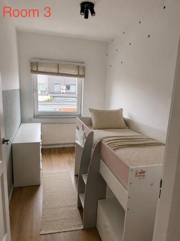 Furnished family home with 4 bedrooms - Image 9