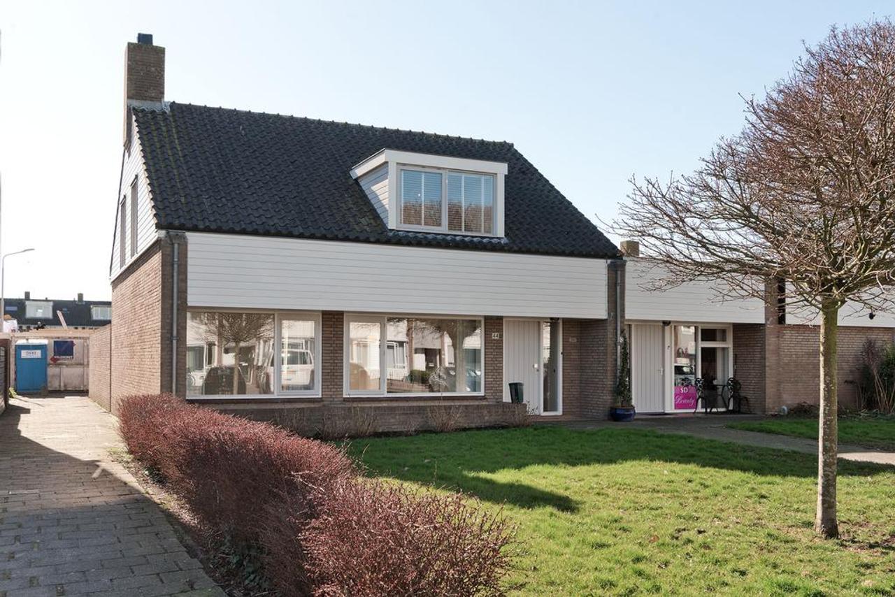 142 m² hoekwoning met vijf slaapkamers - Afbeelding 1