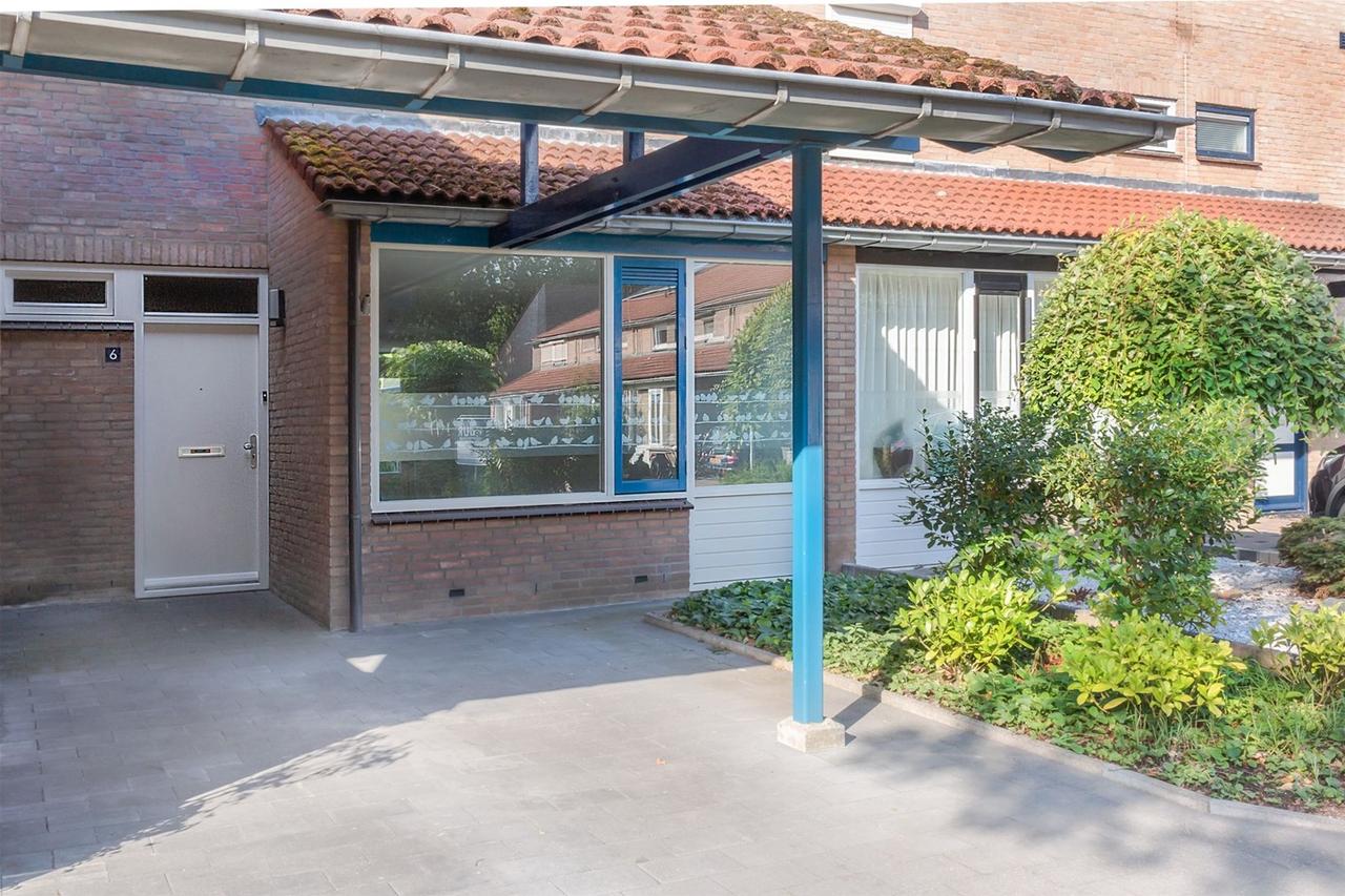 Rustig wonen met carport en drie slaapkamers - Afbeelding 1