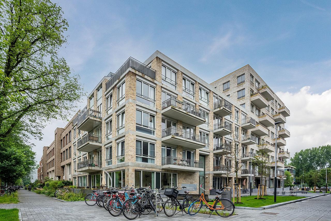 76 m² and Two Bedrooms in Amsterdam South - Image 1