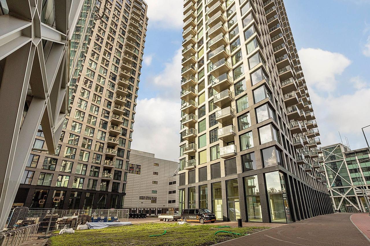 Bright 1-Bedroom Apartment with a View - Image 1