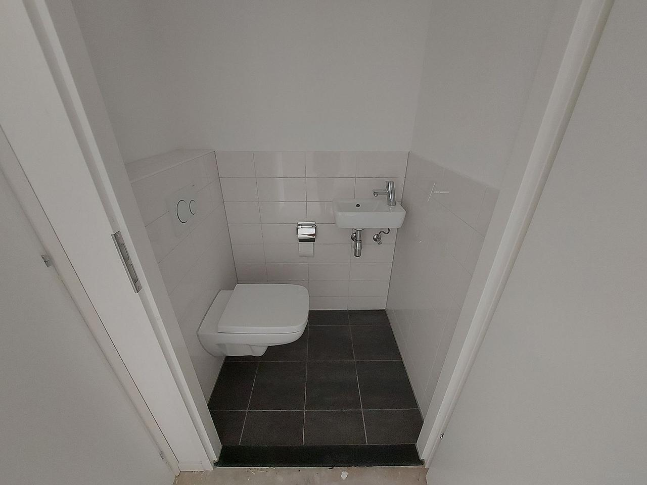 Bright 1-Bedroom Apartment with a View - Image 6
