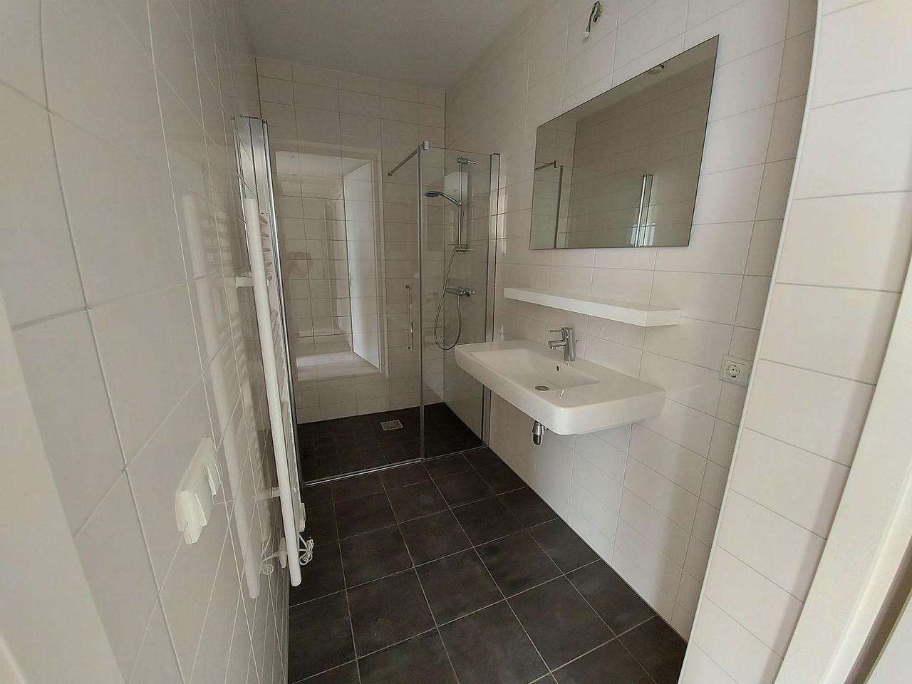 Bright 1-Bedroom Apartment with a View - Image 8