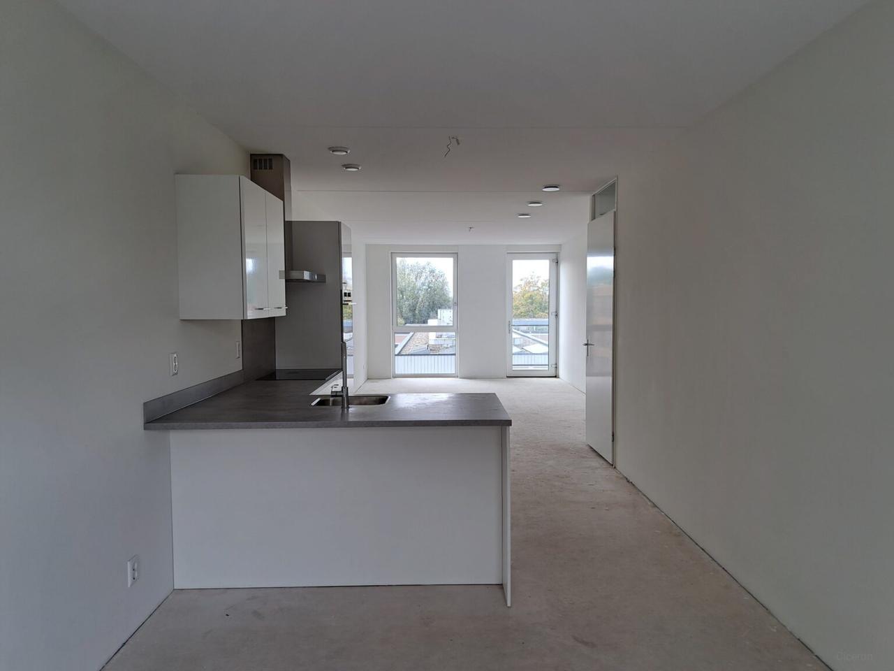 89 m² of Living Space with Balcony in Schiebroek - Image 7