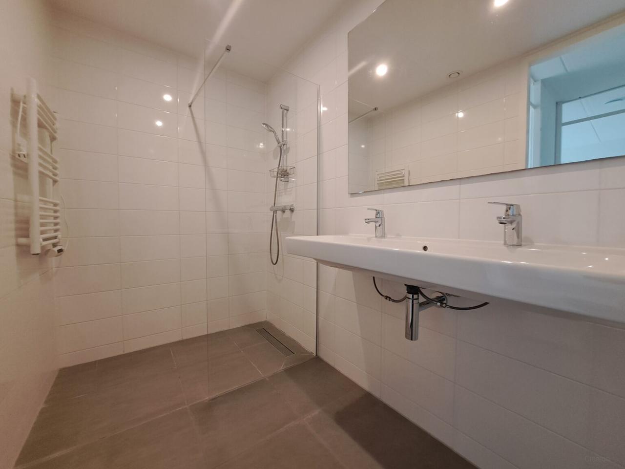 89 m² of Living Space with Balcony in Schiebroek - Image 11