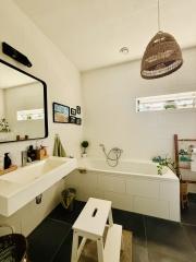 Five Bedrooms and Sunny Garden in Grasrijk - Image 21