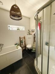 Five Bedrooms and Sunny Garden in Grasrijk - Image 22