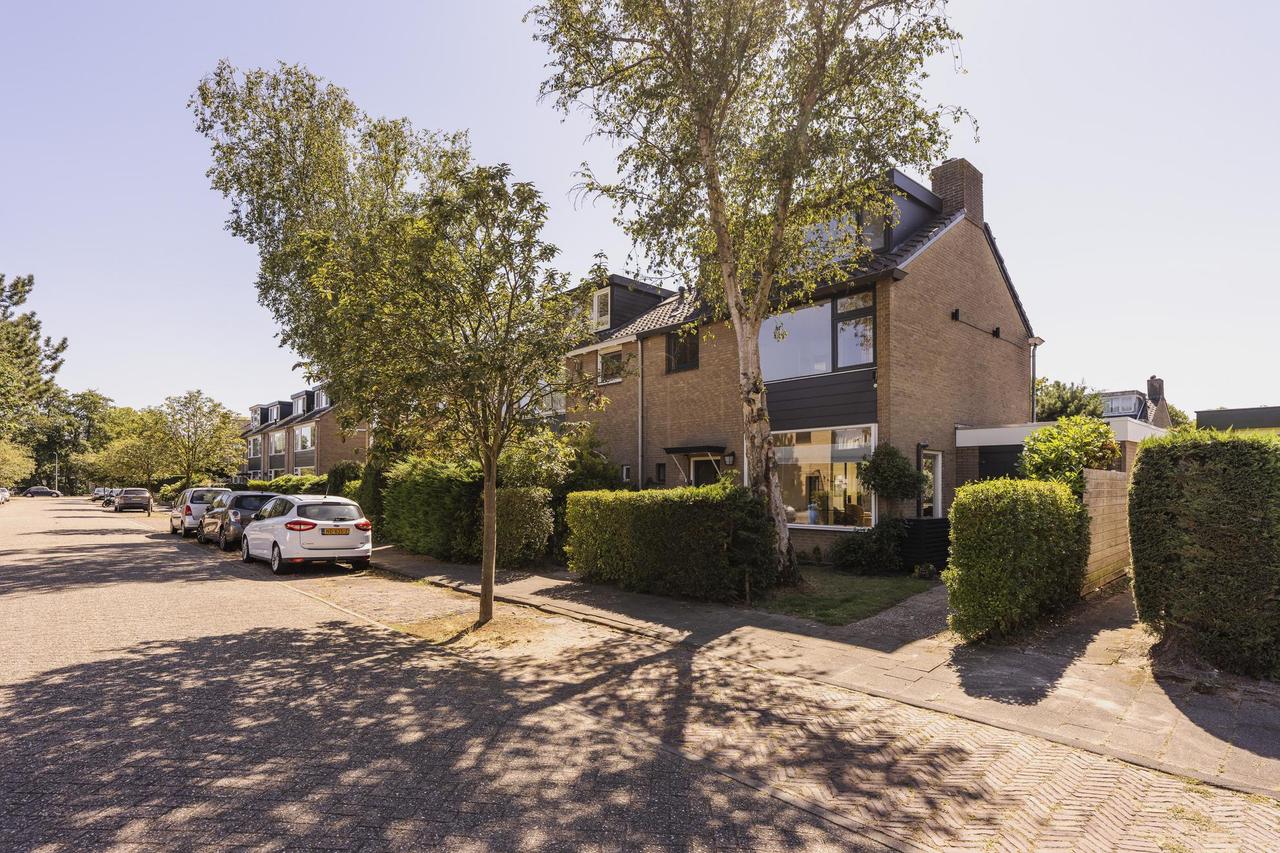 Gas-free end-of-terrace house with 5 bedrooms - Image 1