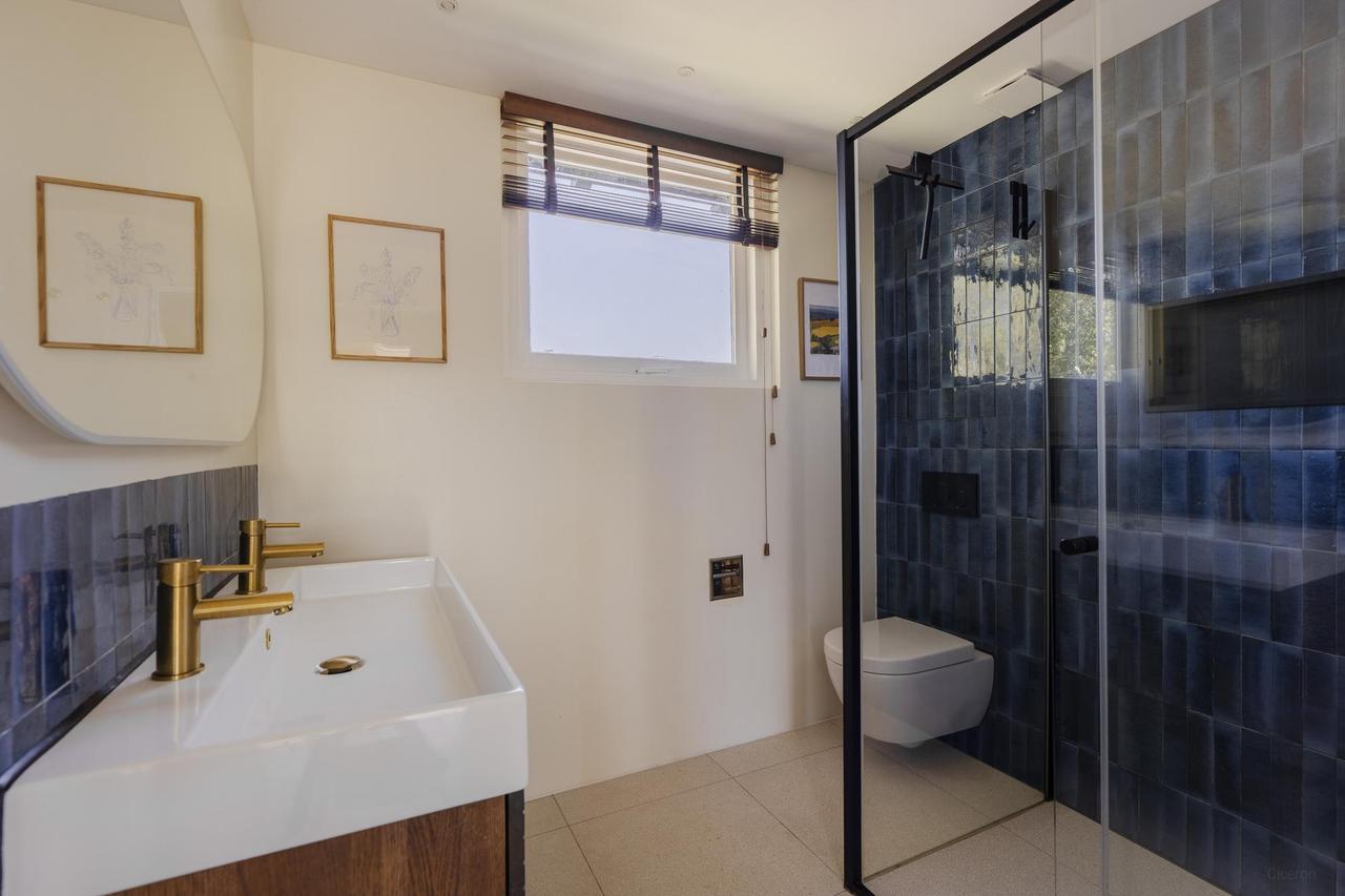 Gas-free end-of-terrace house with 5 bedrooms - Image 4