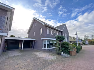 185 m² woonruimte met zonnige tuin en garage