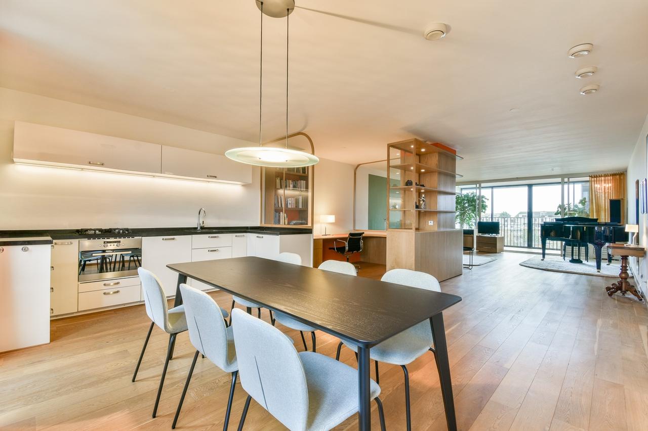 108 m² with balcony on Cruquiuskade - Image 1
