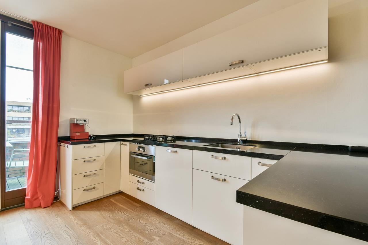 108 m² with balcony on Cruquiuskade - Image 9