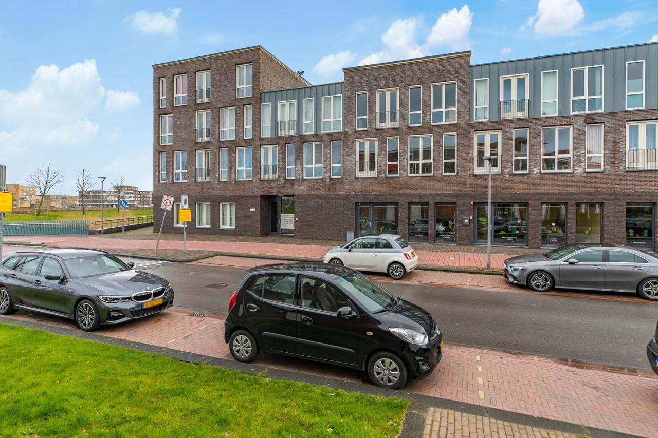 Bright 2-Bedroom Apartment with Park Views - Image 1