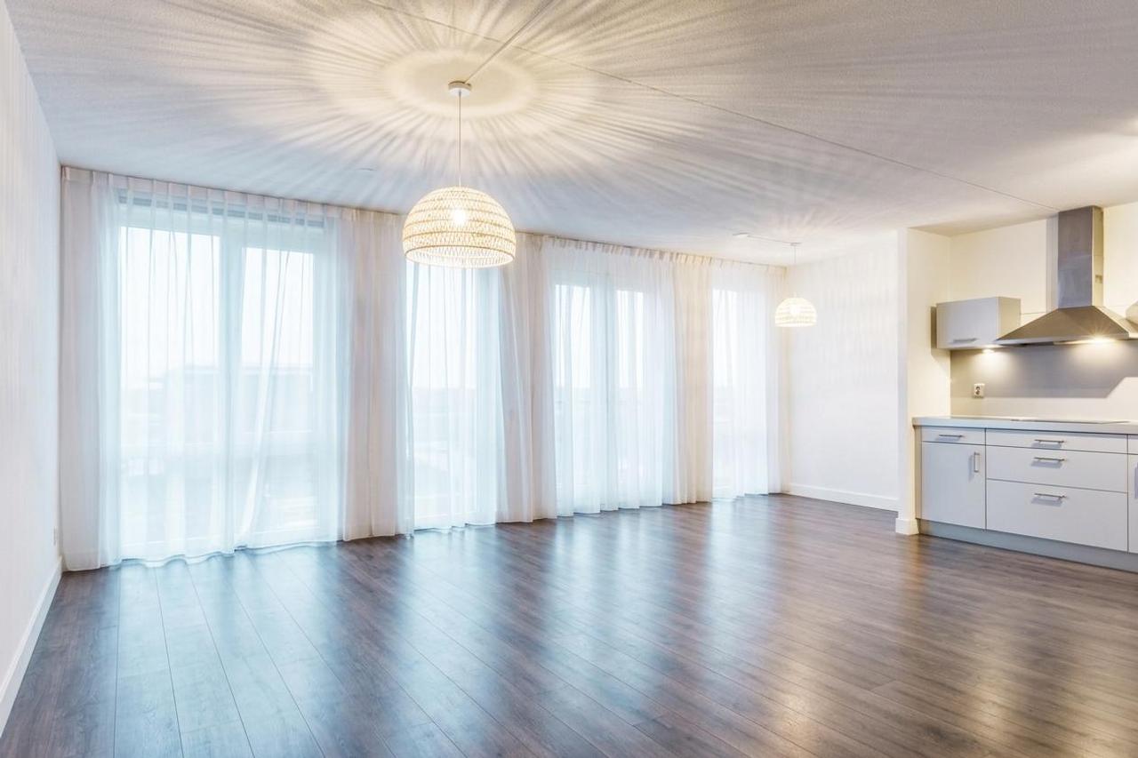 Bright 2-Bedroom Apartment with Park Views - Image 3