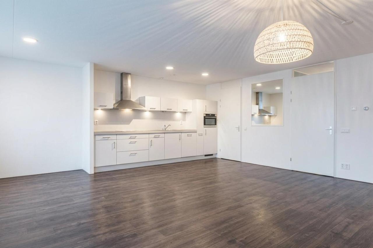 Bright 2-Bedroom Apartment with Park Views - Image 4