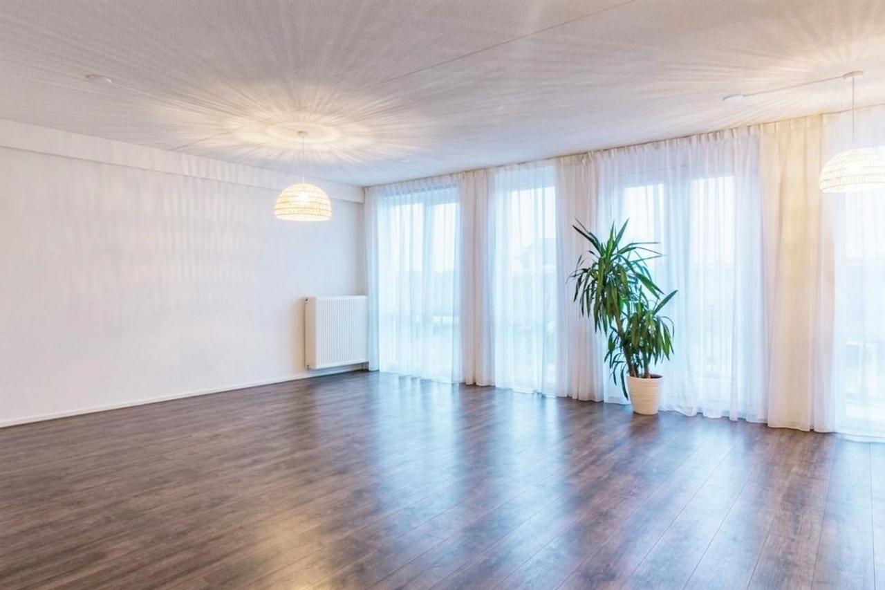 Bright 2-Bedroom Apartment with Park Views - Image 5