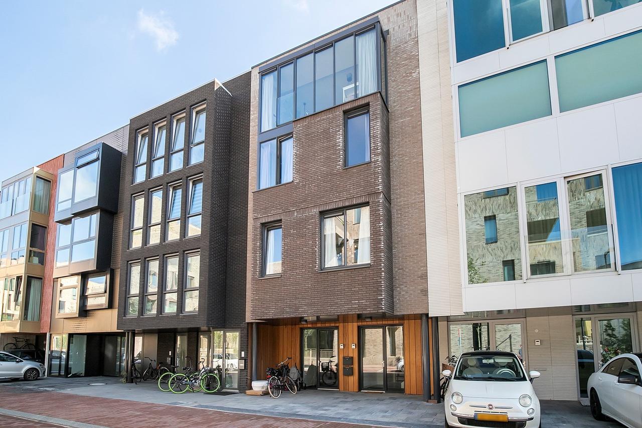 125 m² with rooftop terrace and private parking - Image 1