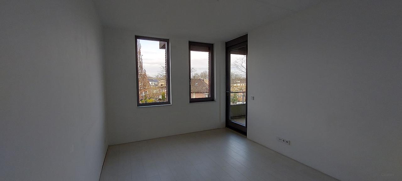93 m² apartment with balcony in Belcrum - Image 6