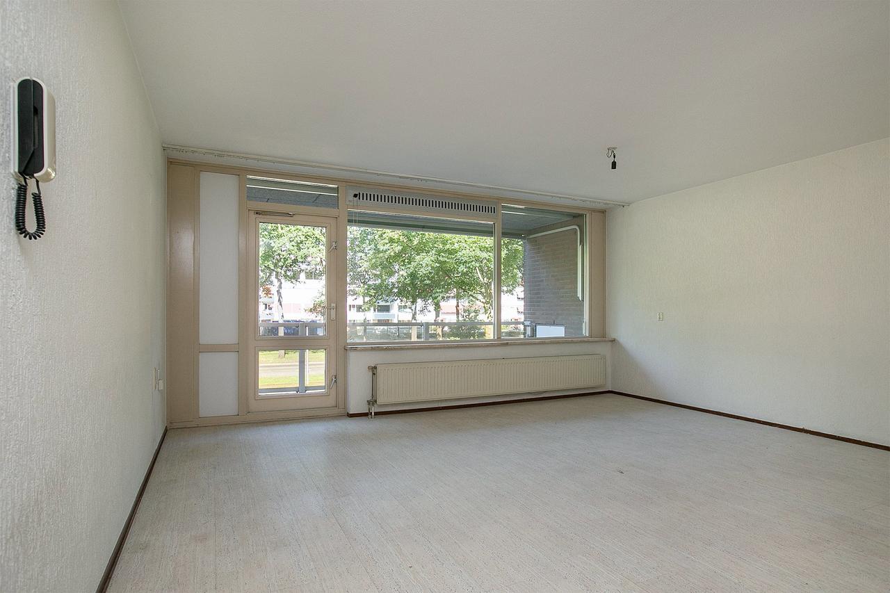 Full-width balcony and 2 bedrooms - Image 2