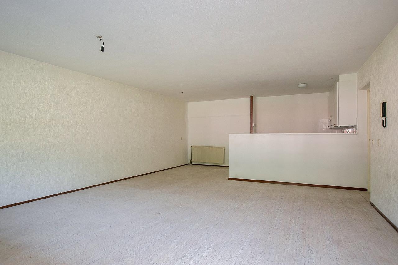 Full-width balcony and 2 bedrooms - Image 3