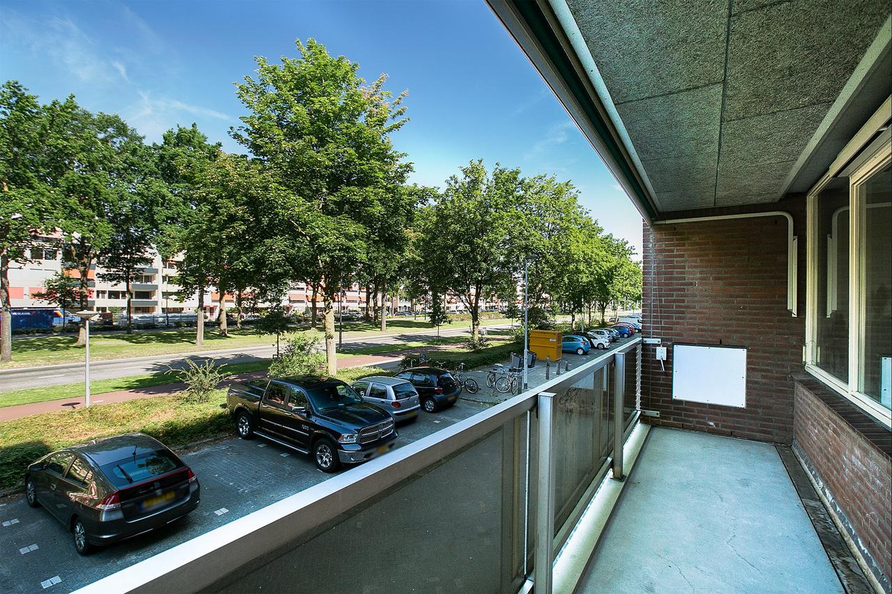 Full-width balcony and 2 bedrooms - Image 4