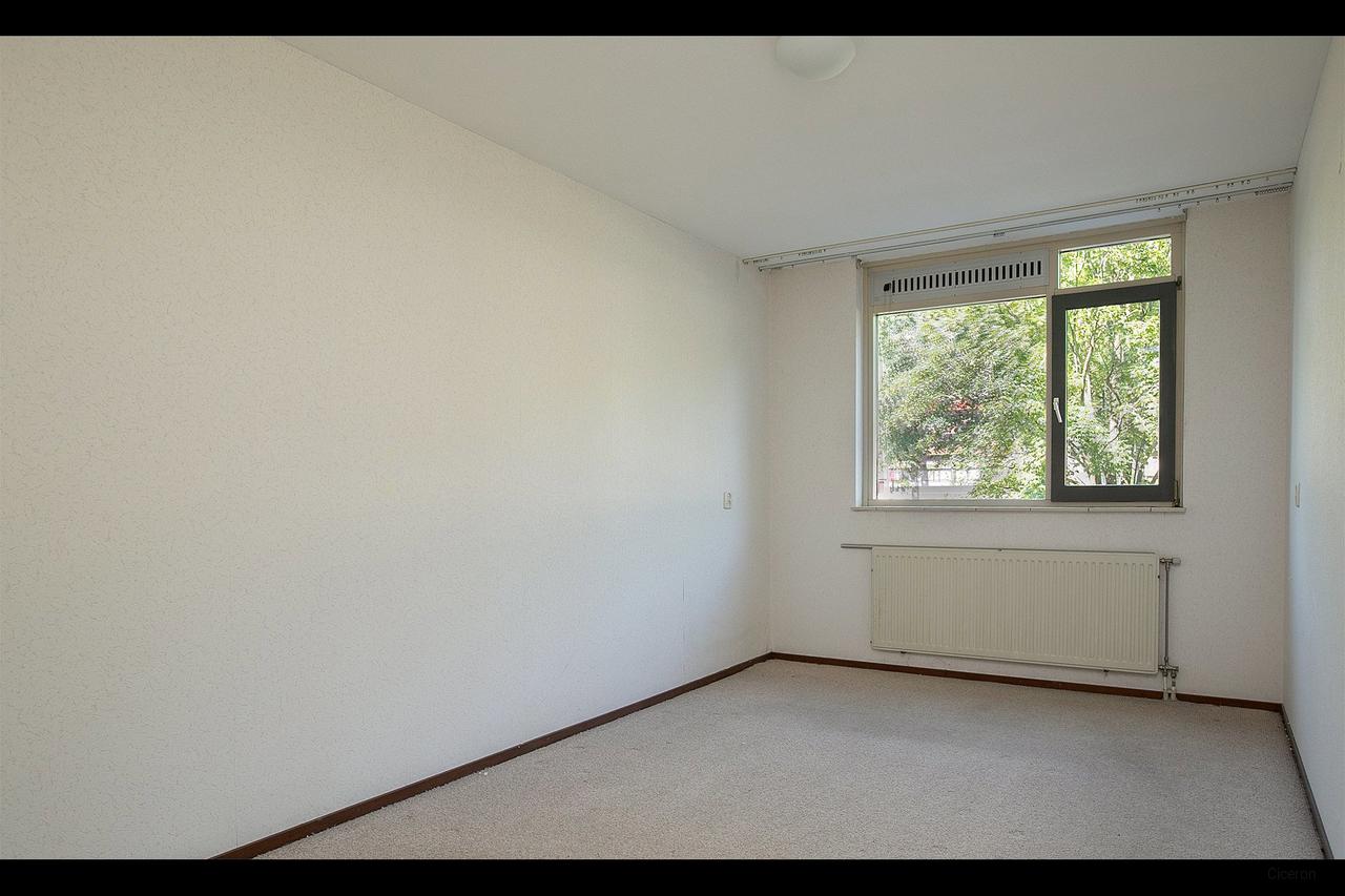 Full-width balcony and 2 bedrooms - Image 6