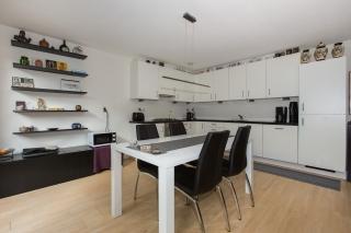 100 m² gemeubileerd met tuin en parkeerplek - Afbeelding 7