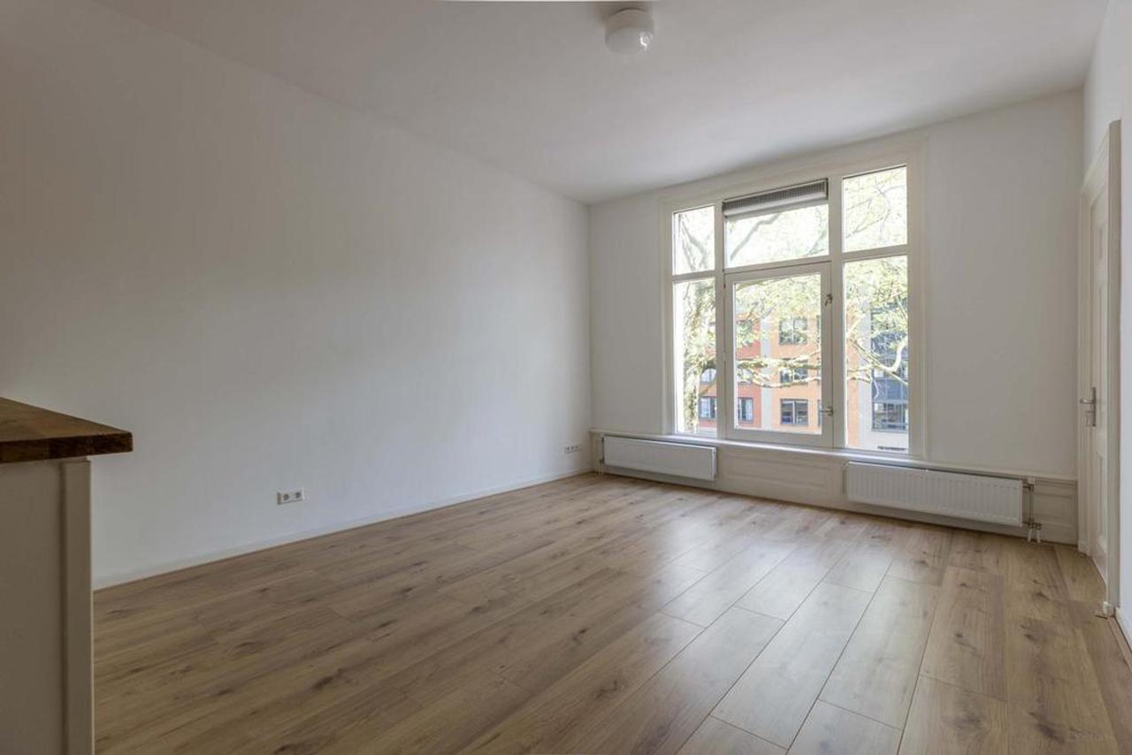 82 m² and Three Bedrooms in De Pijp - Image 3