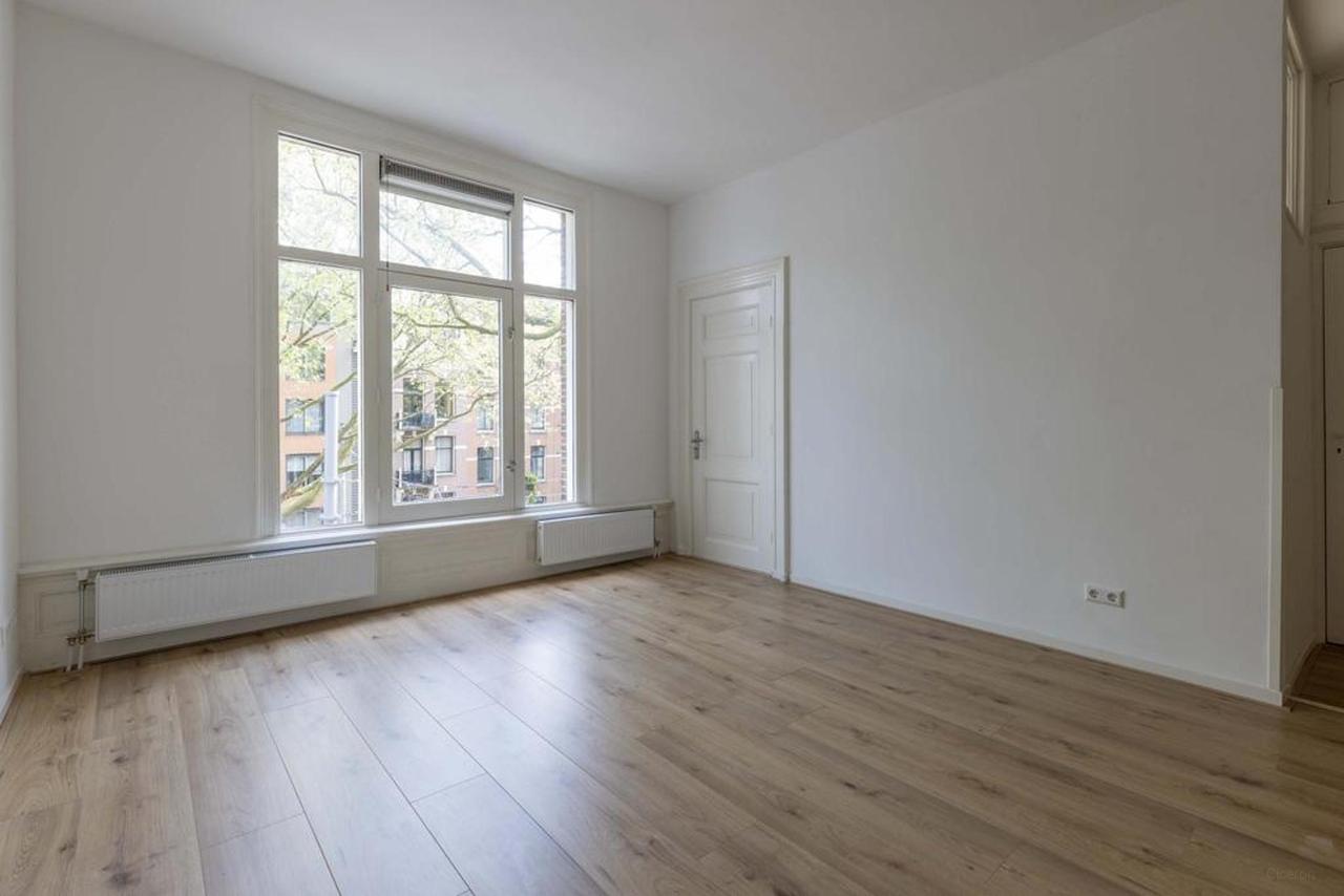 82 m² and Three Bedrooms in De Pijp - Image 4