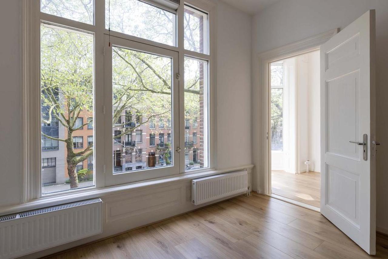 82 m² and Three Bedrooms in De Pijp - Image 5