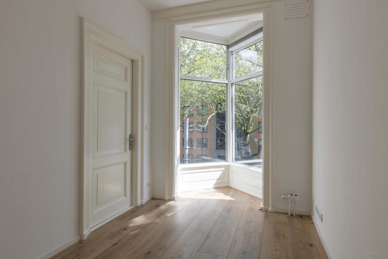 82 m² and Three Bedrooms in De Pijp - Image 6