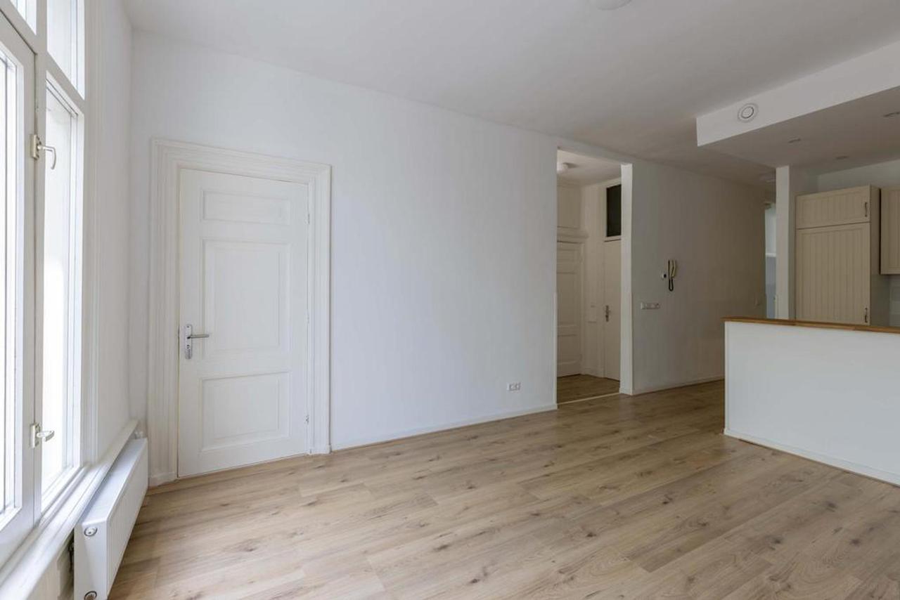 82 m² and Three Bedrooms in De Pijp - Image 7
