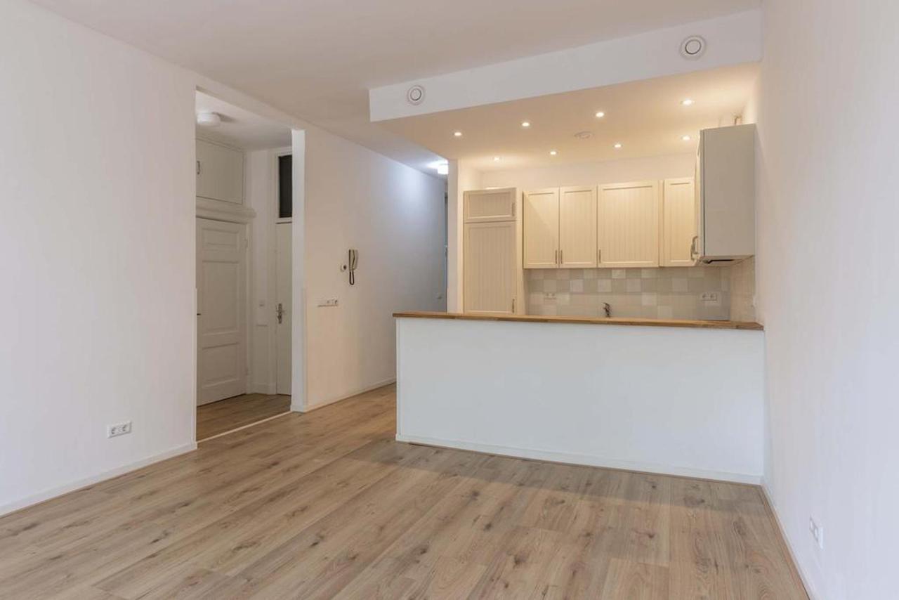 82 m² and Three Bedrooms in De Pijp - Image 8
