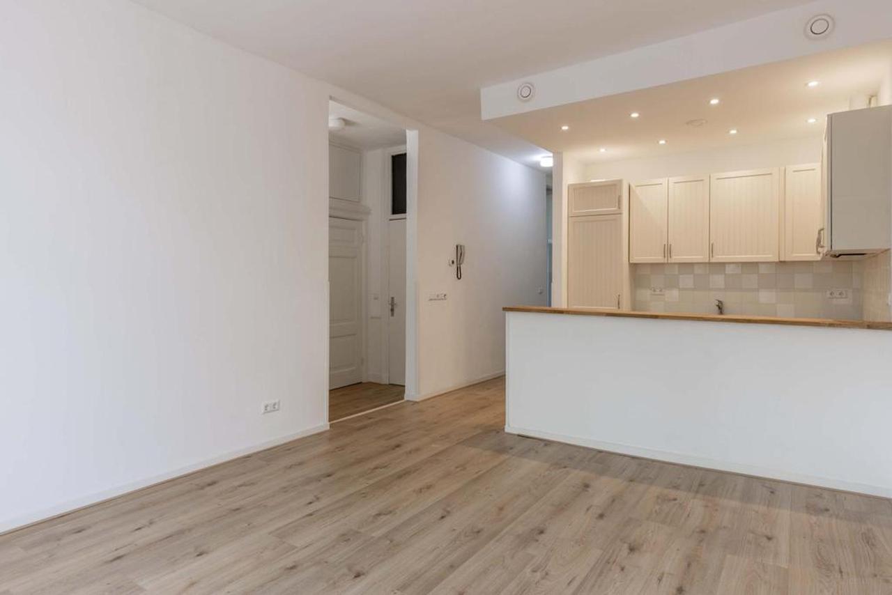 82 m² and Three Bedrooms in De Pijp - Image 9