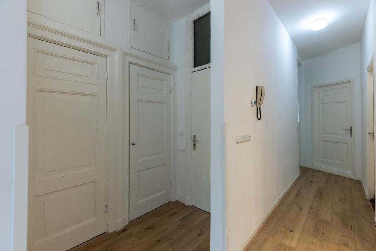 82 m² and Three Bedrooms in De Pijp - Image 10