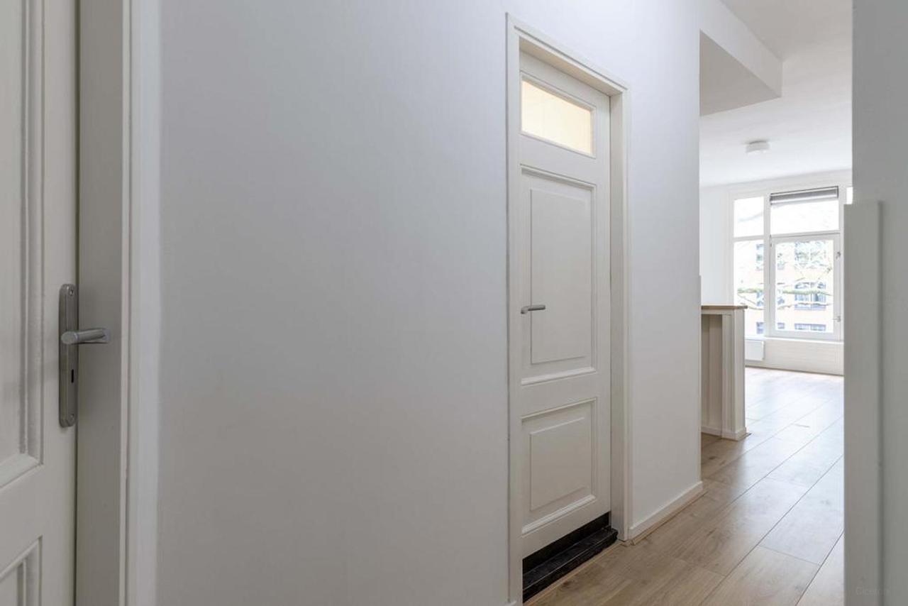 82 m² and Three Bedrooms in De Pijp - Image 13