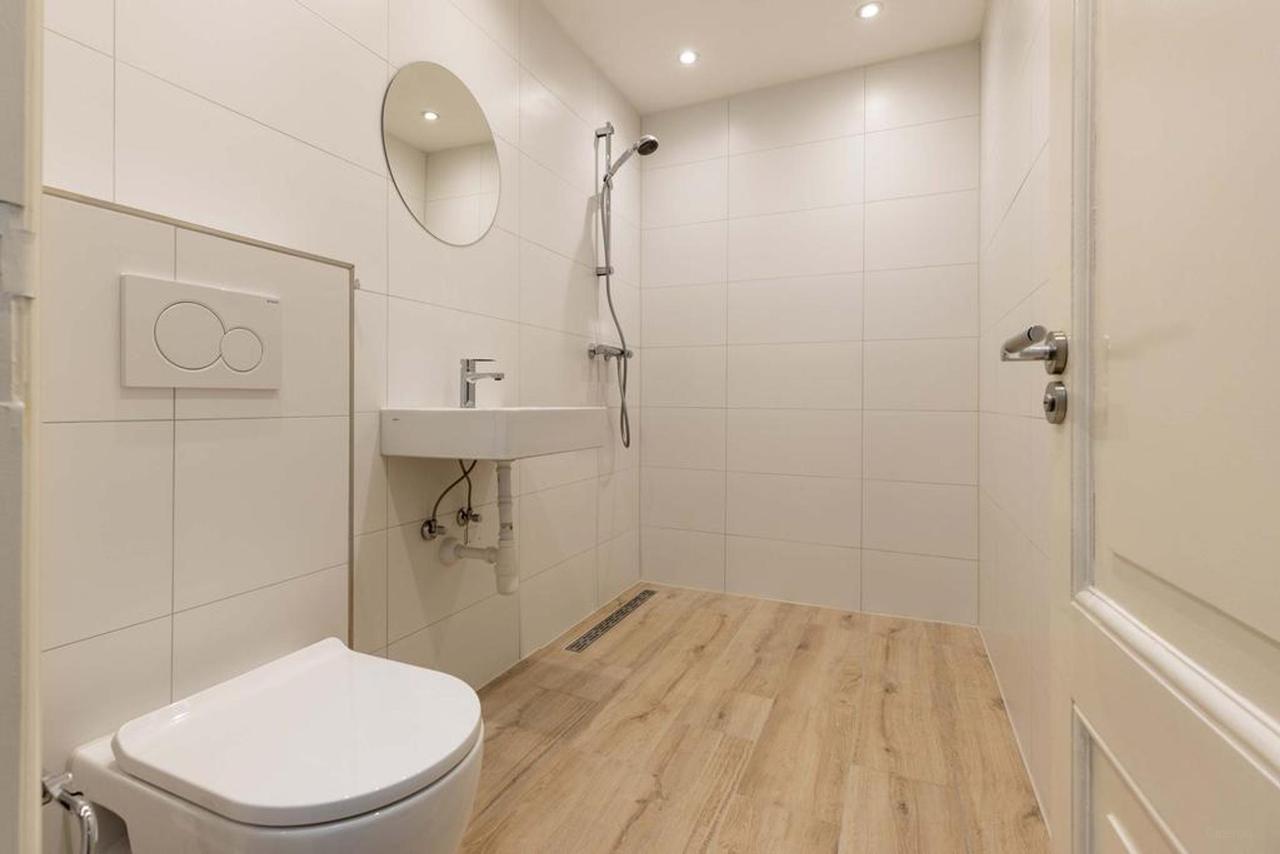 82 m² and Three Bedrooms in De Pijp - Image 14
